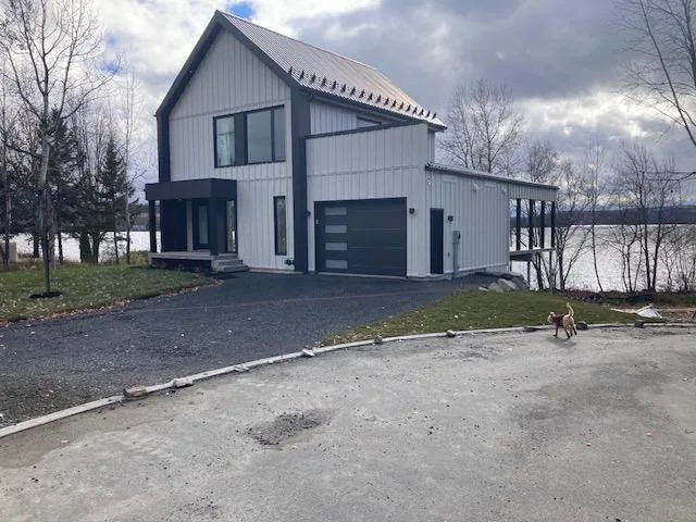 Le chalet communautaire construit en bordure du lac